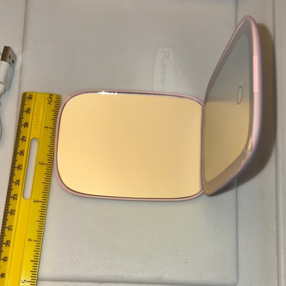 🆕 LED Compact Mirror with Floral Design - Picture 7 of 10